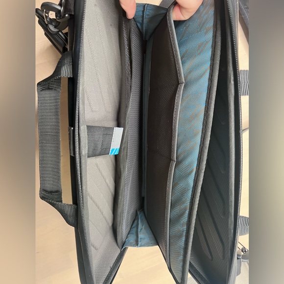 Thule Attaché Laptop Case for 13” MacBook Pro/iPad - Picture 6 of 10